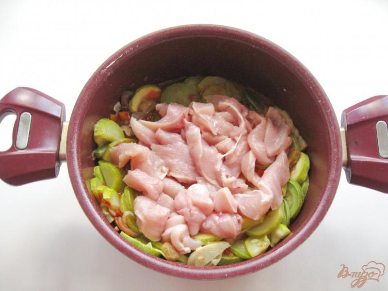 Фото приготовление рецепта: Овощное рагу с куриным филе шаг №5