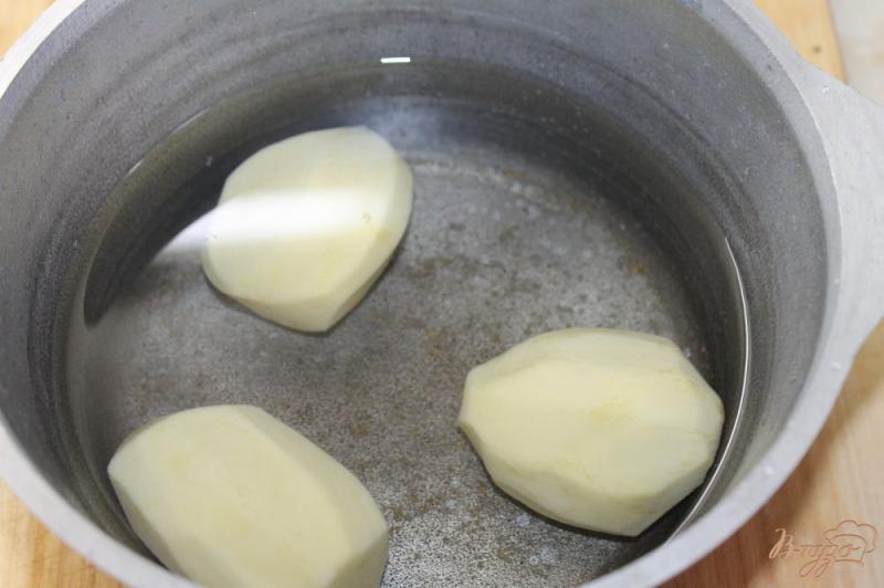 Фото приготовление рецепта: Картофельные шарики с зеленью и сыром шаг №1