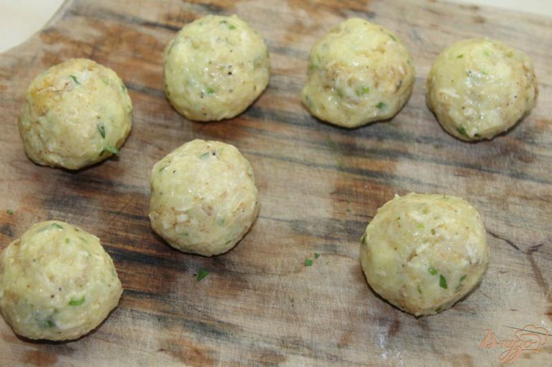 Фото приготовление рецепта: Картофельные шарики с зеленью и сыром шаг №7