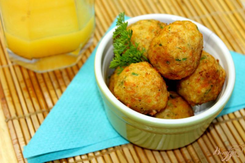 Фото приготовление рецепта: Картофельные шарики с зеленью и сыром шаг №8