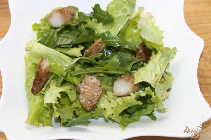 Фото приготовление рецепта: Свежий салат с рыбой и моцареллой шаг №5