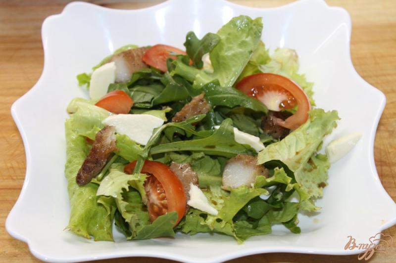 Фото приготовление рецепта: Свежий салат с рыбой и моцареллой шаг №6