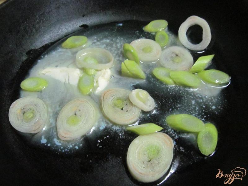 Фото приготовление рецепта: Омлет с луком-порей кабачком и грибами шаг №1