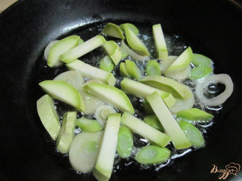 Фото приготовление рецепта: Омлет с луком-порей кабачком и грибами шаг №2