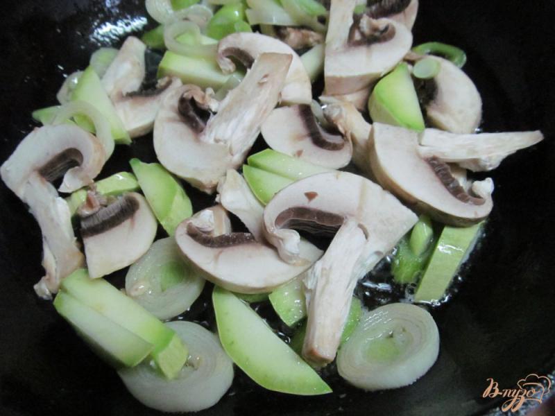Фото приготовление рецепта: Омлет с луком-порей кабачком и грибами шаг №3