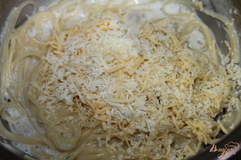 Фото приготовление рецепта: Спагетти на молоке с сыром шаг №4