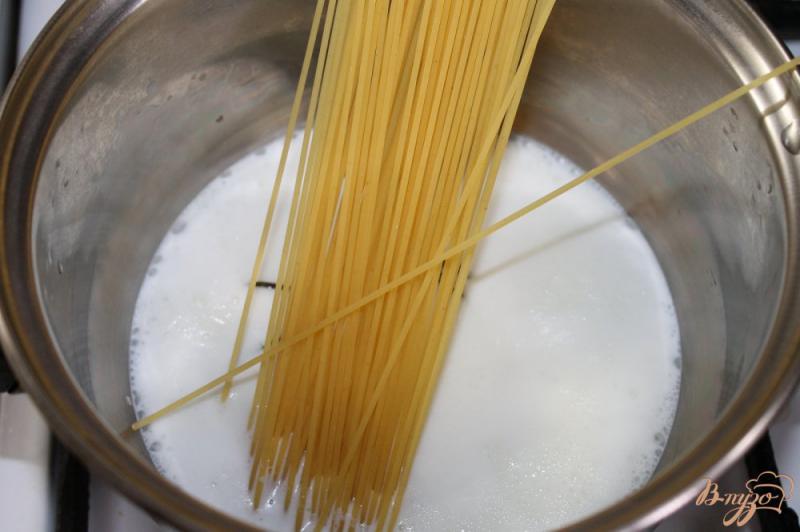 Фото приготовление рецепта: Спагетти на молоке с сыром шаг №2