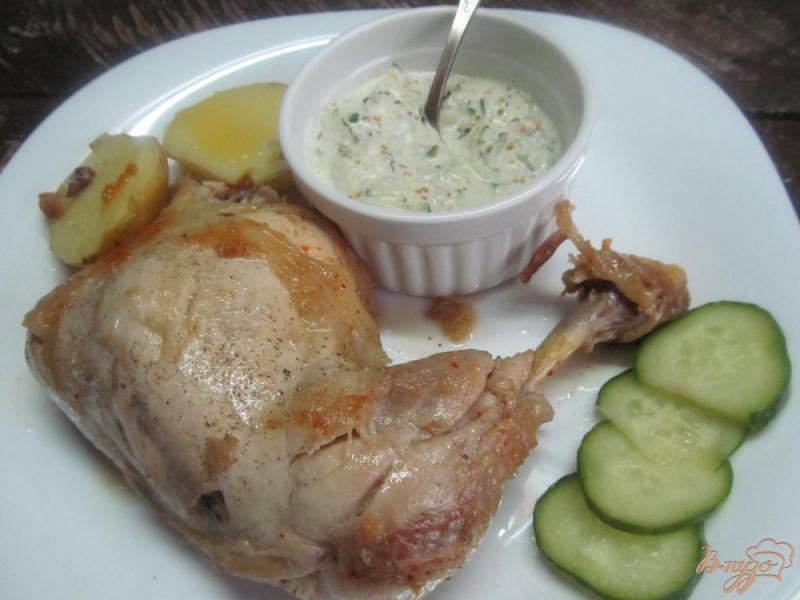 Фото приготовление рецепта: Куриные окорока в мультиварке под огуречным соусом с хреном шаг №4