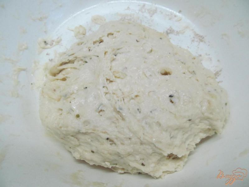 Фото приготовление рецепта: Фокачча с сыром и оливками шаг №4