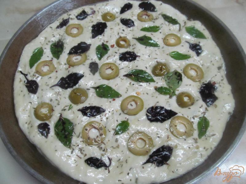Фото приготовление рецепта: Фокачча с сыром и оливками шаг №5