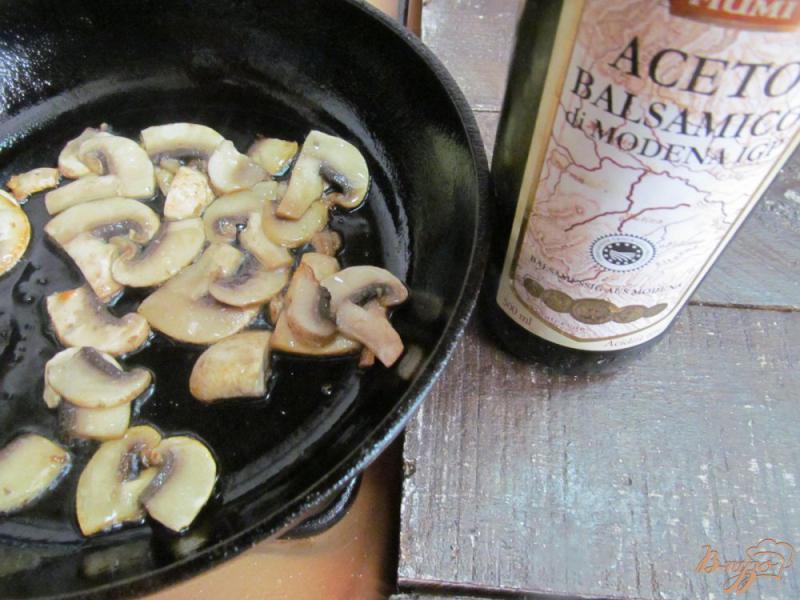 Фото приготовление рецепта: Салат из молодой капусты с жареными грибами и сухариками шаг №3