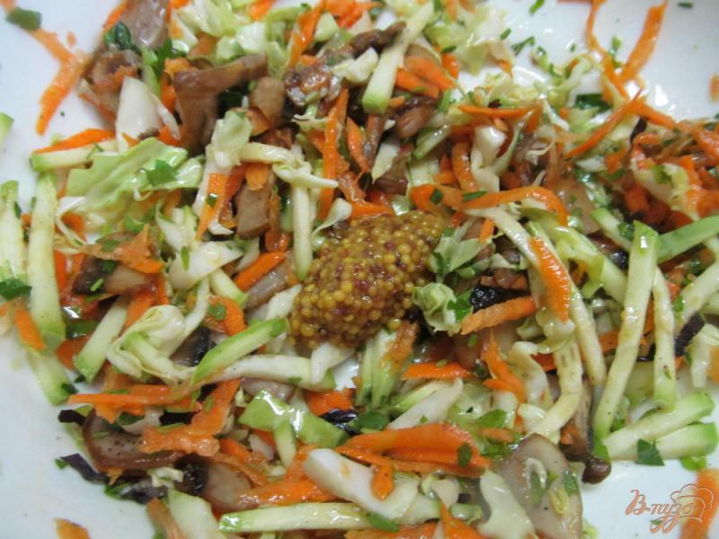 Фото приготовление рецепта: Салат из молодой капусты с жареными грибами и сухариками шаг №5