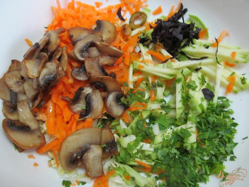 Фото приготовление рецепта: Салат из молодой капусты с жареными грибами и сухариками шаг №4