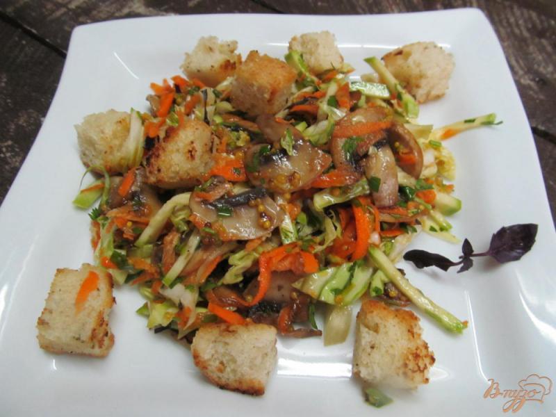 Фото приготовление рецепта: Салат из молодой капусты с жареными грибами и сухариками шаг №6