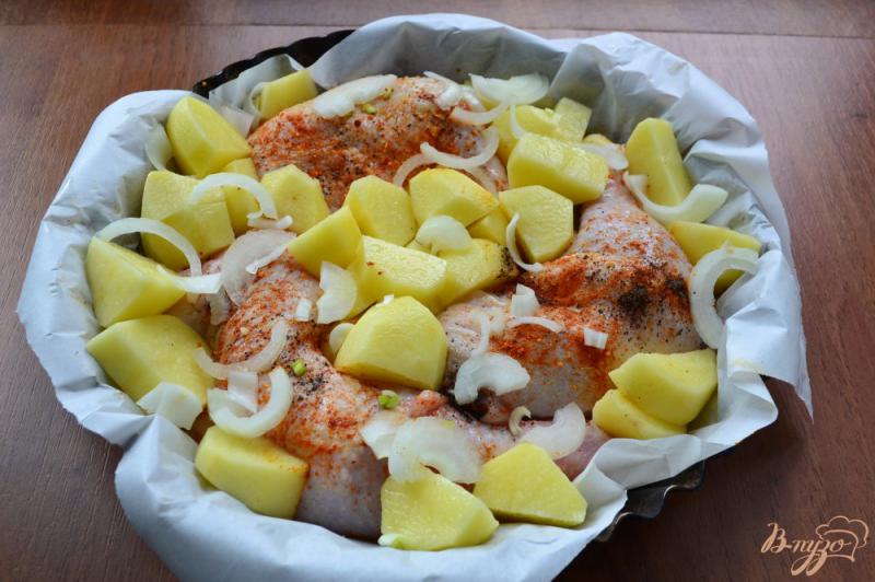 Фото приготовление рецепта: Курица с молодым картофелем под сметанно-горчичным соусом шаг №2