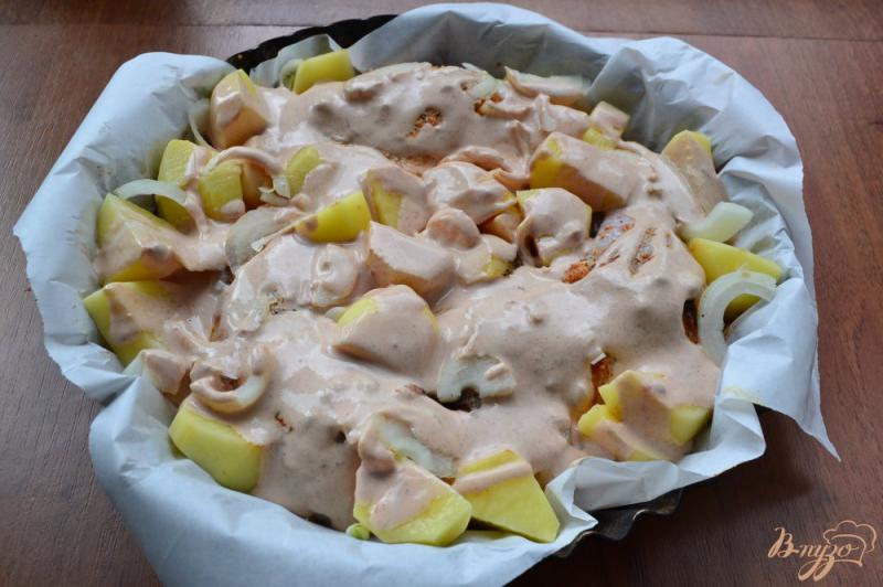 Фото приготовление рецепта: Курица с молодым картофелем под сметанно-горчичным соусом шаг №4