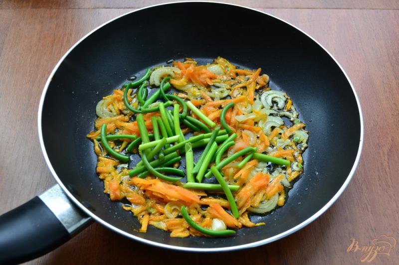Фото приготовление рецепта: Кабачки с овощами и чесночными стрелками на сковороде шаг №5