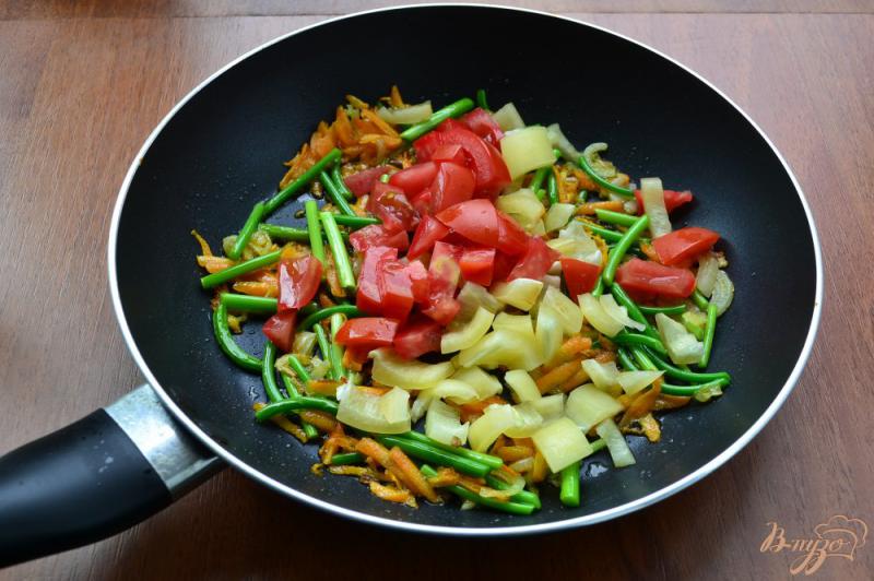 Фото приготовление рецепта: Кабачки с овощами и чесночными стрелками на сковороде шаг №6
