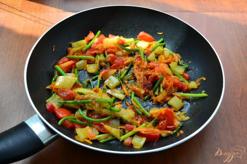 Фото приготовление рецепта: Кабачки с овощами и чесночными стрелками на сковороде шаг №7