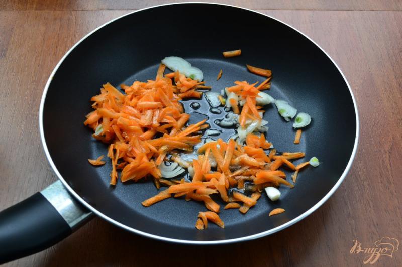 Фото приготовление рецепта: Кабачки с овощами и чесночными стрелками на сковороде шаг №4