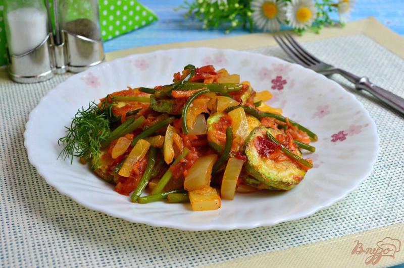 Фото приготовление рецепта: Кабачки с овощами и чесночными стрелками на сковороде шаг №10