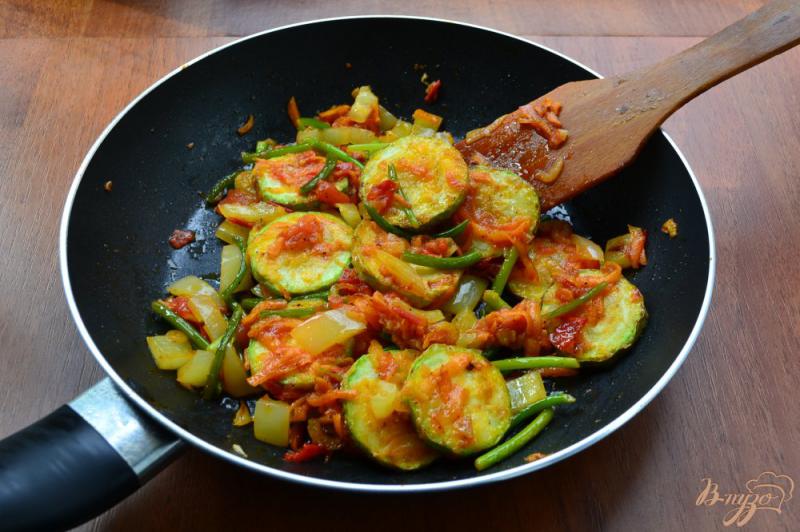 Фото приготовление рецепта: Кабачки с овощами и чесночными стрелками на сковороде шаг №9