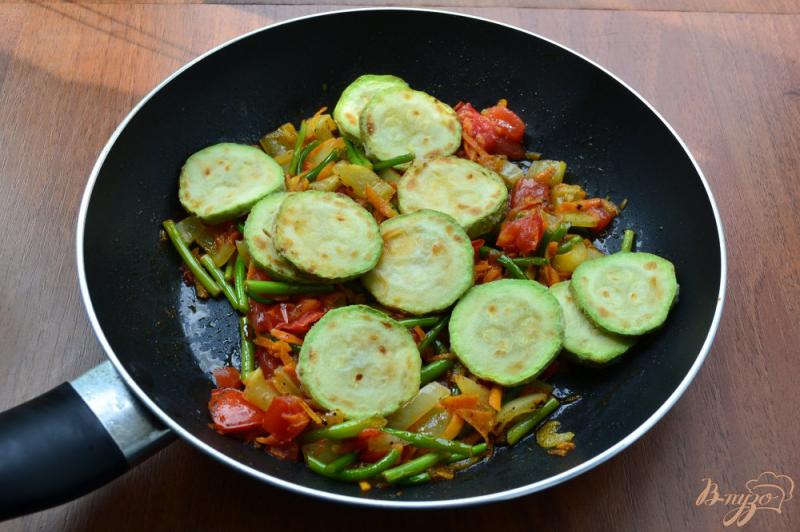 Фото приготовление рецепта: Кабачки с овощами и чесночными стрелками на сковороде шаг №8