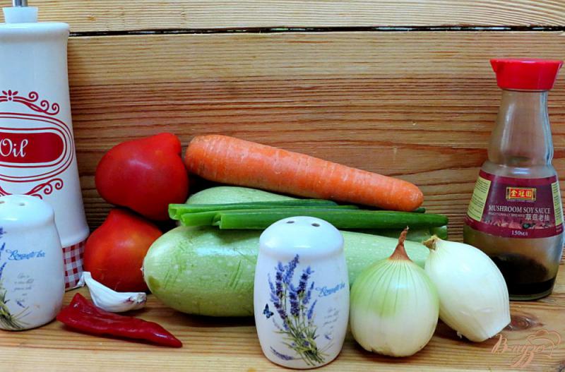 Фото приготовление рецепта: Салат из кабачков и помидоров шаг №1