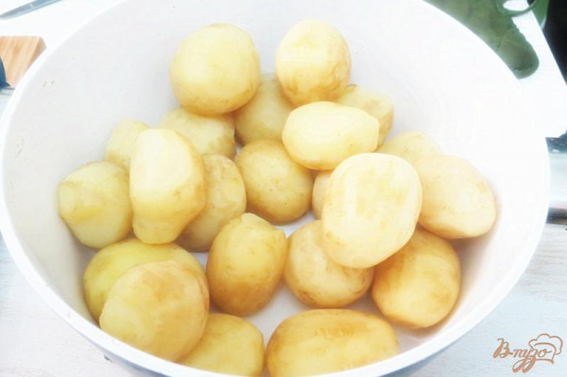 Фото приготовление рецепта: Молодой картофель тушёный в сметане шаг №5