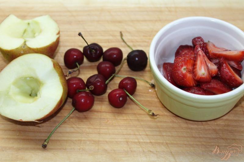Фото приготовление рецепта: Яблочный компот с черешней и клубникой шаг №1