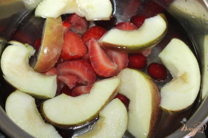 Фото приготовление рецепта: Яблочный компот с черешней и клубникой шаг №2