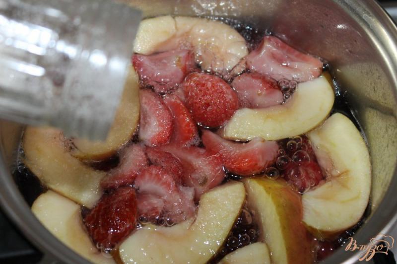 Фото приготовление рецепта: Яблочный компот с черешней и клубникой шаг №3