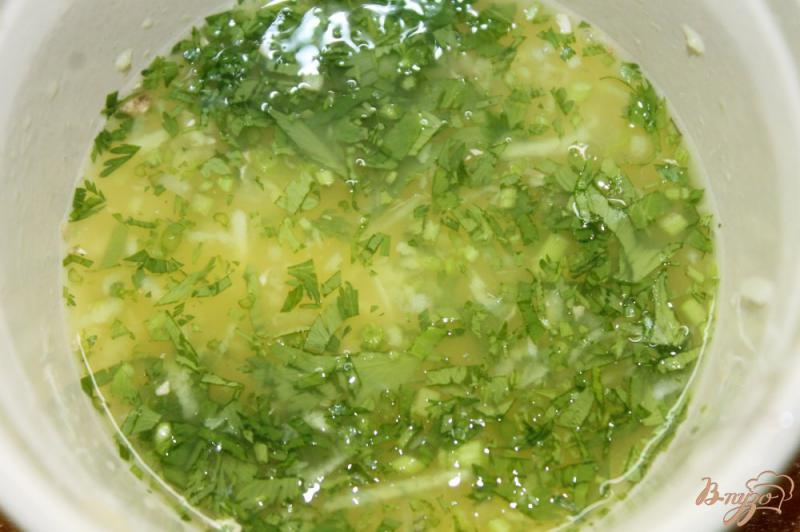 Фото приготовление рецепта: Соус для рыбных салатов с кинзой и лаймом шаг №5