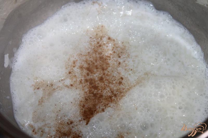 Фото приготовление рецепта: Сладкая рисовая каша с клубникой шаг №3
