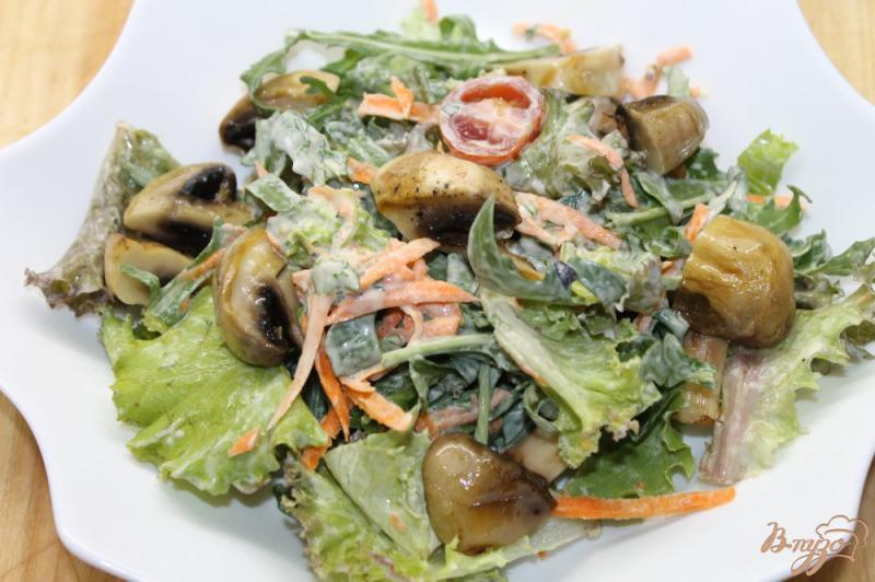 Фото приготовление рецепта: Теплый салат с грибами, свининой и яйцом пашот шаг №8