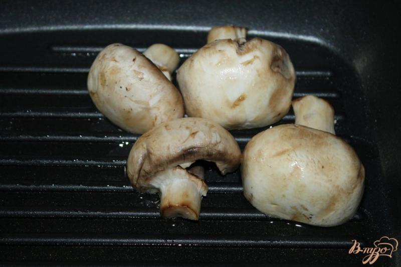 Фото приготовление рецепта: Теплый салат с грибами, свининой и яйцом пашот шаг №6