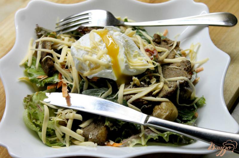 Фото приготовление рецепта: Теплый салат с грибами, свининой и яйцом пашот шаг №10