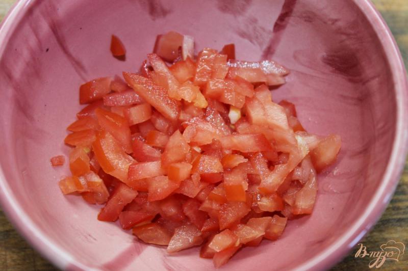 Фото приготовление рецепта: Брускетта с моцареллой, помидорами и травами шаг №2