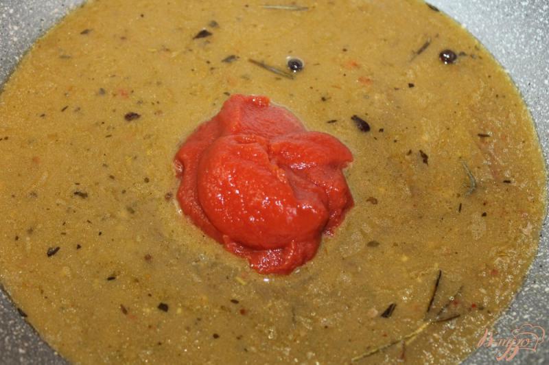 Фото приготовление рецепта: Утиные голени в пряном томатном соусе шаг №5