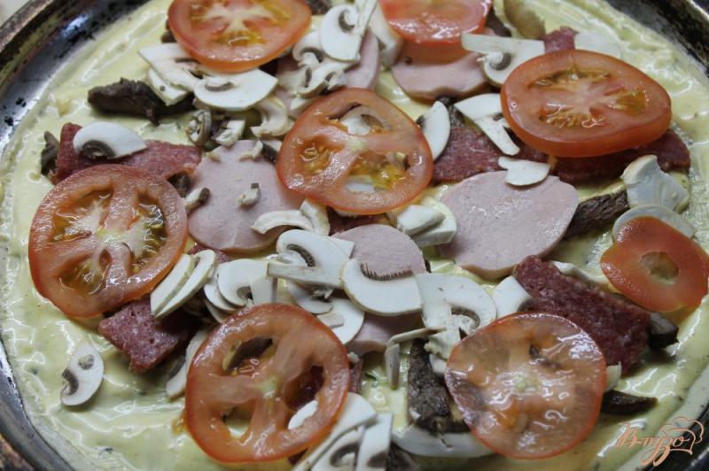 Фото приготовление рецепта: Мясная пицца с томатами и грибами шаг №5