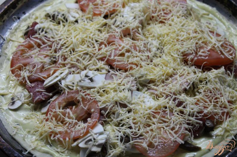 Фото приготовление рецепта: Мясная пицца с томатами и грибами шаг №6