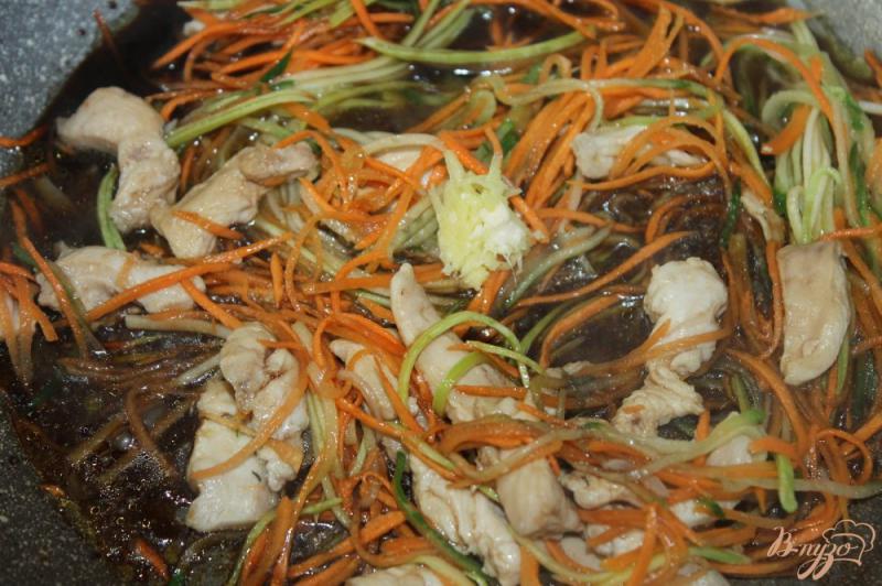 Фото приготовление рецепта: Куриное филе с овощами по - китайски шаг №5