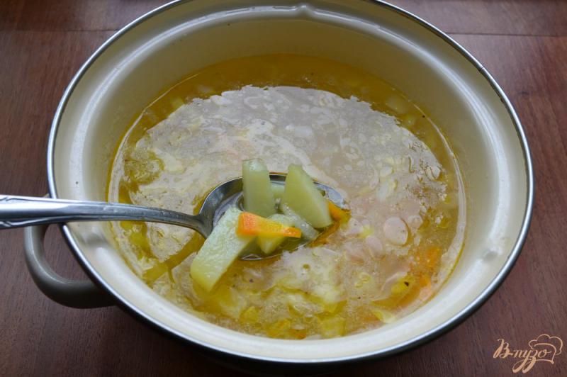Фото приготовление рецепта: Суп с капустой и куриными фрикадельками шаг №3