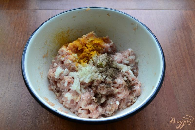 Фото приготовление рецепта: Суп с капустой и куриными фрикадельками шаг №2
