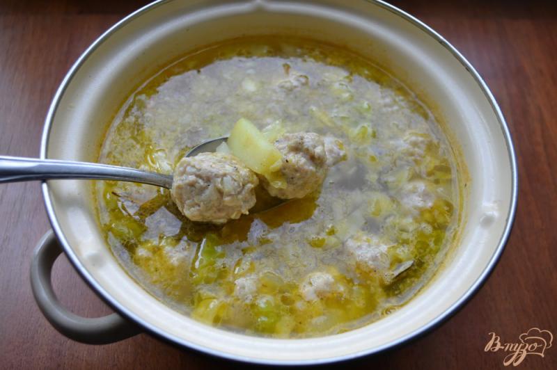 Фото приготовление рецепта: Суп с капустой и куриными фрикадельками шаг №6