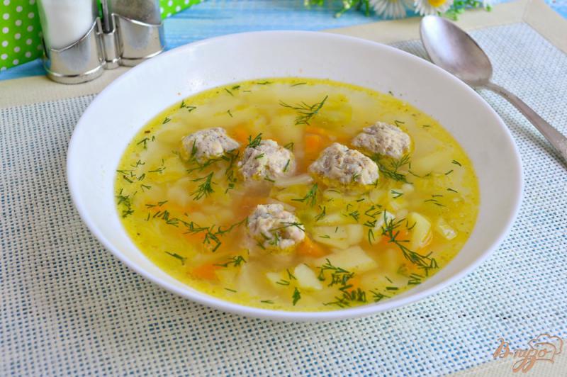 Фото приготовление рецепта: Суп с капустой и куриными фрикадельками шаг №7