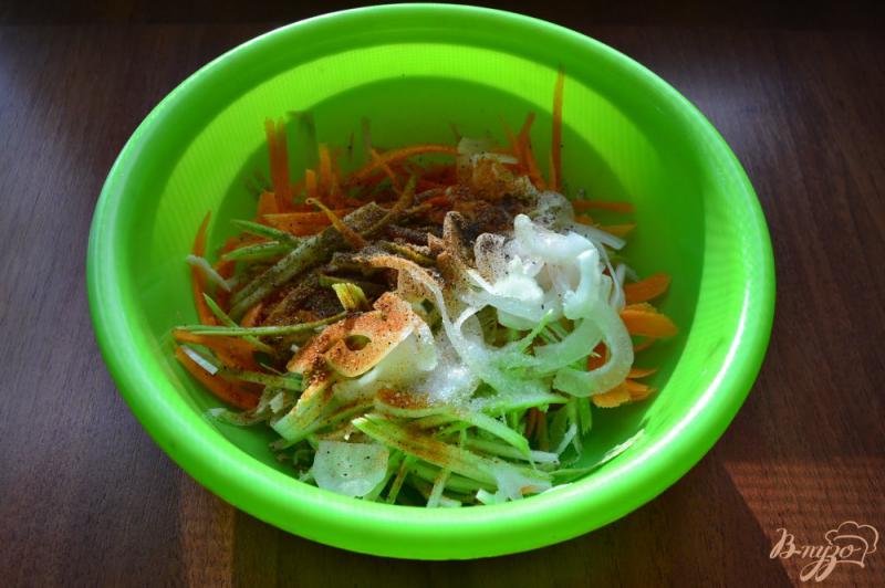 Фото приготовление рецепта: Китайский салат из кабачков и моркови шаг №2