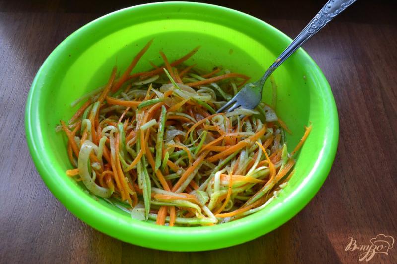 Фото приготовление рецепта: Китайский салат из кабачков и моркови шаг №4