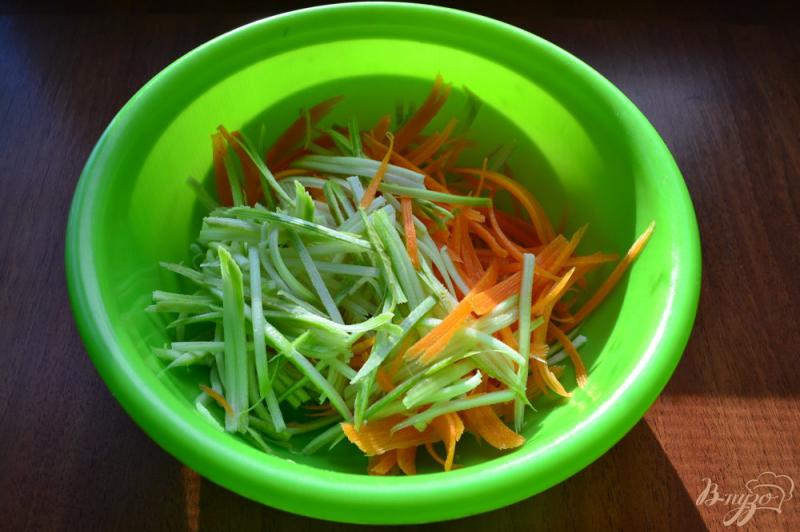Фото приготовление рецепта: Китайский салат из кабачков и моркови шаг №1