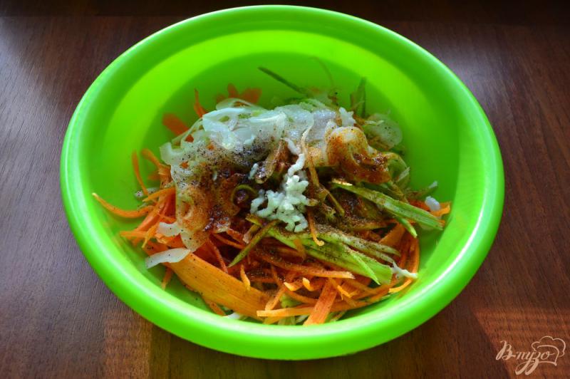 Фото приготовление рецепта: Китайский салат из кабачков и моркови шаг №3